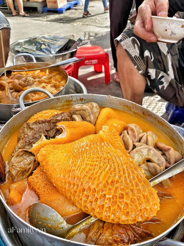 Hàng phá lấu 30 năm nổi tiếng đắt nhất Sài Gòn ở khu chợ Lớn nay đã vượt mốc hơn nửa triệu/kg, vẫn độc quyền mùi vị và khách tứ phương đều tìm tới ăn - Ảnh 3.