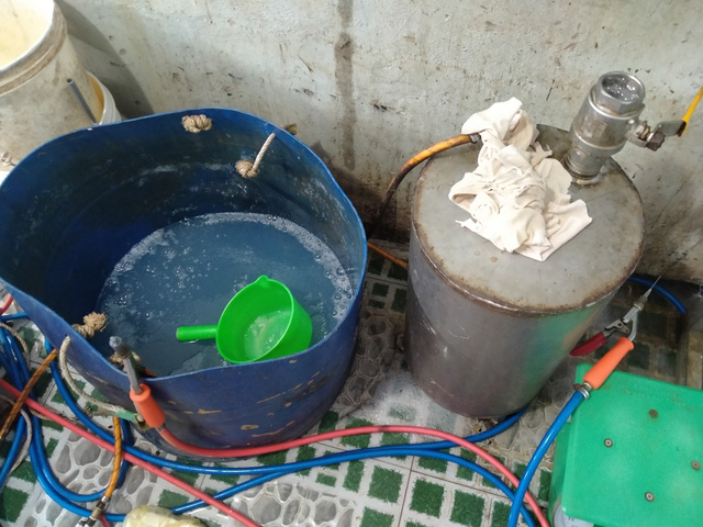 Bắt quả tang cơ sở đang đưa tạp chất vào tôm nguyên liệu tại Kiên Giang - Ảnh 2.