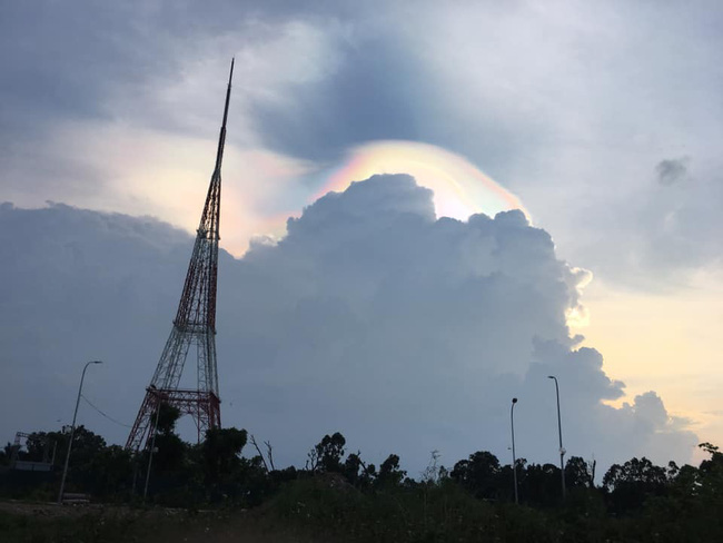 Tuyệt đẹp với loạt ảnh người Hà Nội tạo dáng bên chùm mây ngũ sắc chiều qua, hiện tượng không hiếm nhưng đây là lần vầng mây có nhiều màu rực rỡ đến lạ - Ảnh 4.