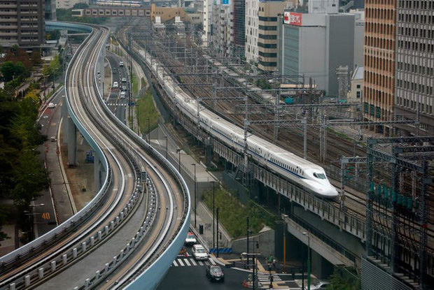 Cùng nhìn lại lịch sử hoạt động của tàu siêu tốc Shinkansen, niềm tự hào Nhật Bản với phiên bản mới nhất có thể chạy ngon ơ ngay cả khi động đất - Ảnh 9.
