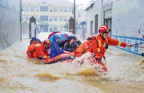 Lũ lụt dâng cao, người dân chèo thuyền đi lại trên phố - Ảnh 6.