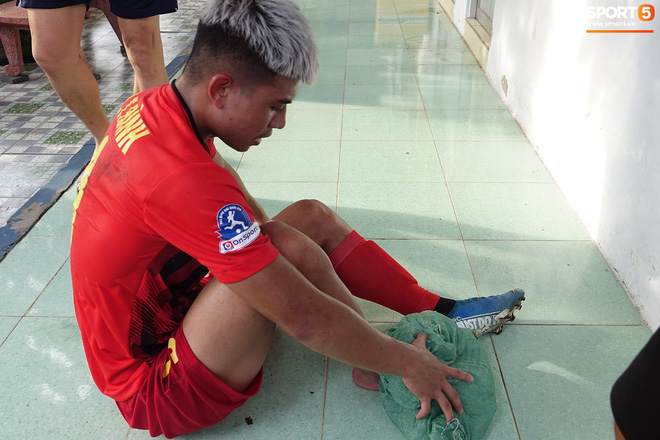 Sao trẻ U20 Việt Nam suýt khóc vì sợ bị gãy xương sau khi lãnh trọn cú đạp ở giải hạng Nhì 2020 - Ảnh 9.
