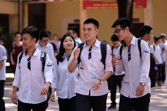 Sáng nay, gần 90.000 thí sinh thi vào lớp 10 tại Hà Nội làm thủ tục dự thi - Ảnh 1.