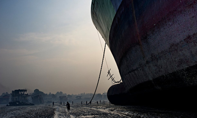 Địa ngục trong nghĩa địa tàu thuyền: Góc khuất kinh hoàng ở thành phố Nam Á phát triển thần tốc nhất thế giới - Ảnh 2.