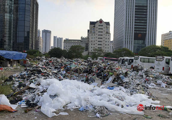 Hà Nội: Rắc hàng tấn vôi bột vào trăm tấn rác chất đống giữa phố - Ảnh 1.