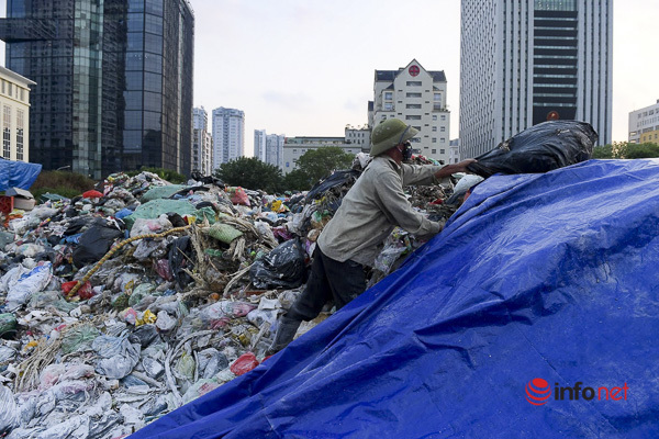 Hà Nội: Rắc hàng tấn vôi bột vào trăm tấn rác chất đống giữa phố - Ảnh 2.