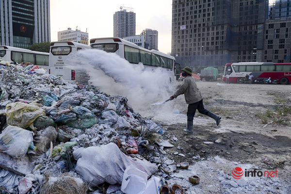 Hà Nội: Rắc hàng tấn vôi bột vào trăm tấn rác chất đống giữa phố - Ảnh 4.