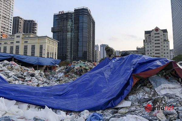 Hà Nội: Rắc hàng tấn vôi bột vào trăm tấn rác chất đống giữa phố - Ảnh 5.