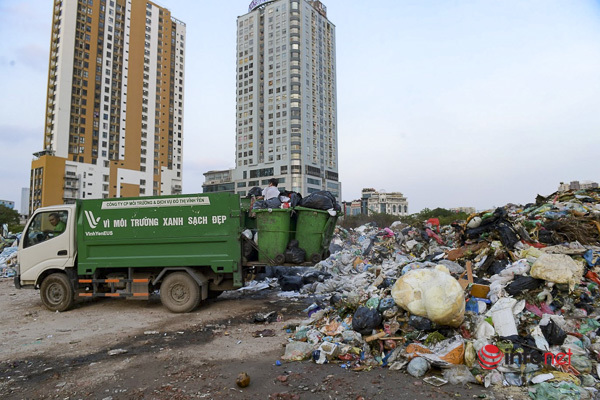 Hà Nội: Rắc hàng tấn vôi bột vào trăm tấn rác chất đống giữa phố - Ảnh 6.