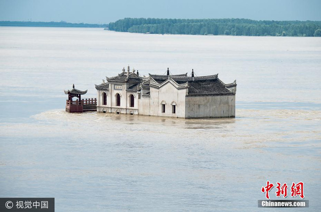 Ngôi chùa 700 tuổi gồng mình giữa nước lũ Trường Giang, người dân tự hào Mọi năm đều kiên cường chống lũ, năm nay sẽ chiến thắng thôi - Ảnh 5.