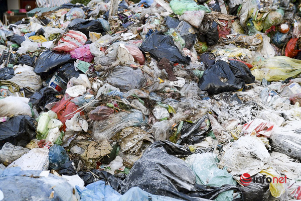 Hà Nội: Rắc hàng tấn vôi bột vào trăm tấn rác chất đống giữa phố - Ảnh 7.