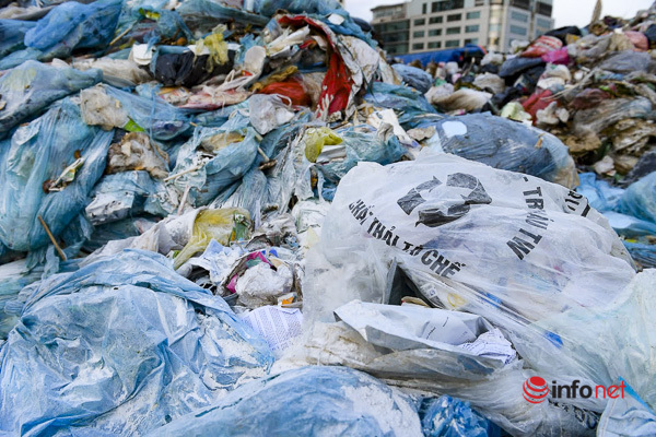 Hà Nội: Rắc hàng tấn vôi bột vào trăm tấn rác chất đống giữa phố - Ảnh 8.