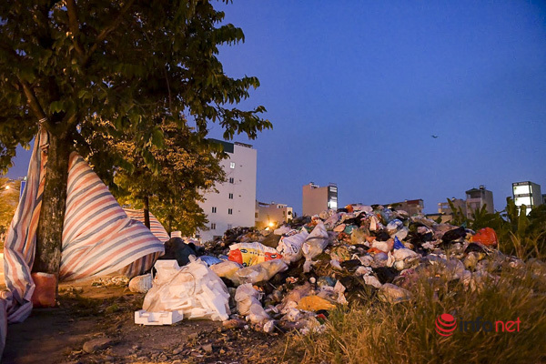 Hà Nội: Rắc hàng tấn vôi bột vào trăm tấn rác chất đống giữa phố - Ảnh 9.