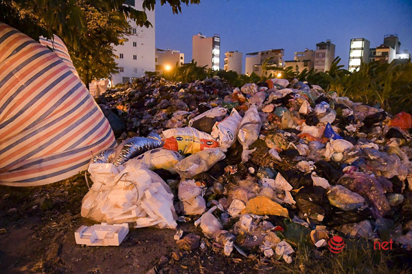 Hà Nội: Rắc hàng tấn vôi bột vào trăm tấn rác chất đống giữa phố - Ảnh 10.