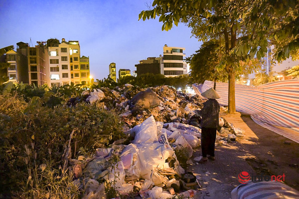 Hà Nội: Rắc hàng tấn vôi bột vào trăm tấn rác chất đống giữa phố - Ảnh 11.