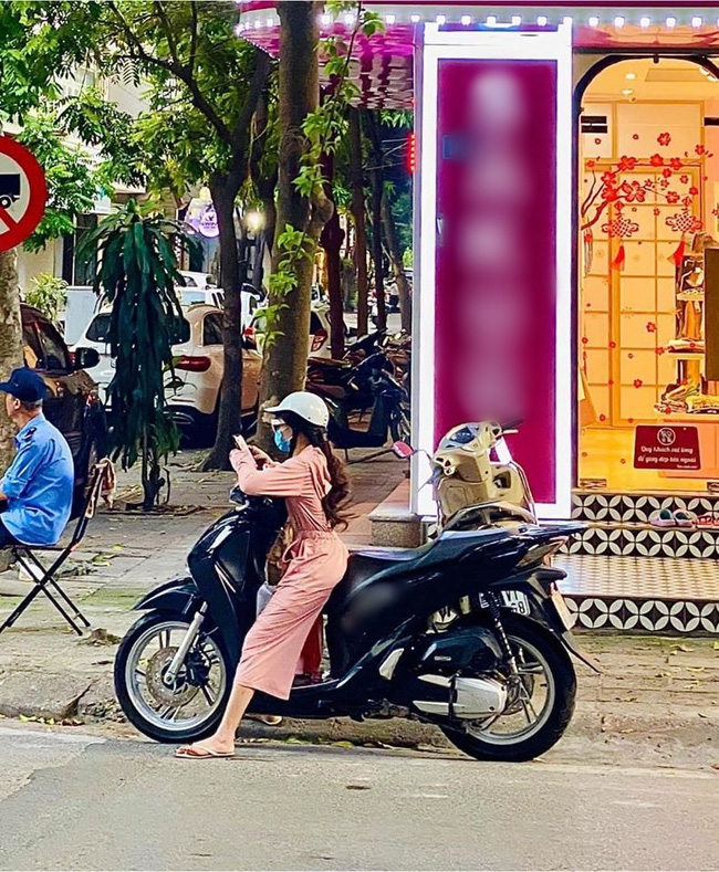 Cô gái có chiều cao khiêm tốn nhưng lại đi xe máy to đùng, dừng bên đường phải đứng xoạc cả chân để chống khiến dân tình ái ngại - Ảnh 1.