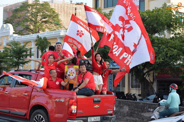 CĐV treo băng rôn cà khịa Quang Hải khi đến sân Hàng Đẫy cổ vũ trận Hà Nội FC gặp Hải Phòng - Ảnh 1.