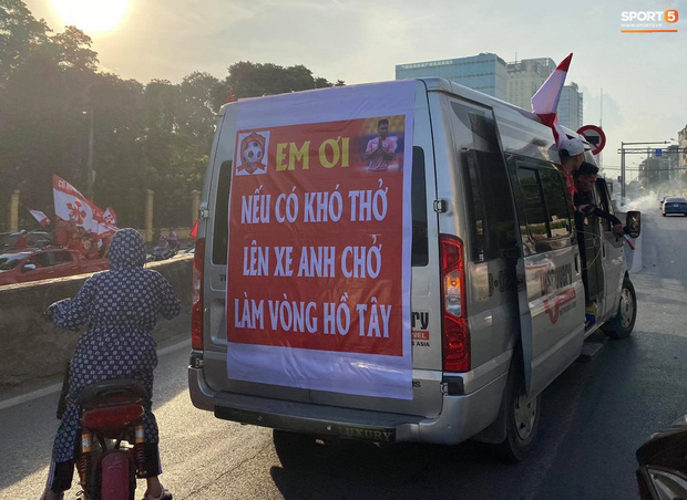 CĐV treo băng rôn cà khịa Quang Hải khi đến sân Hàng Đẫy cổ vũ trận Hà Nội FC gặp Hải Phòng - Ảnh 2.