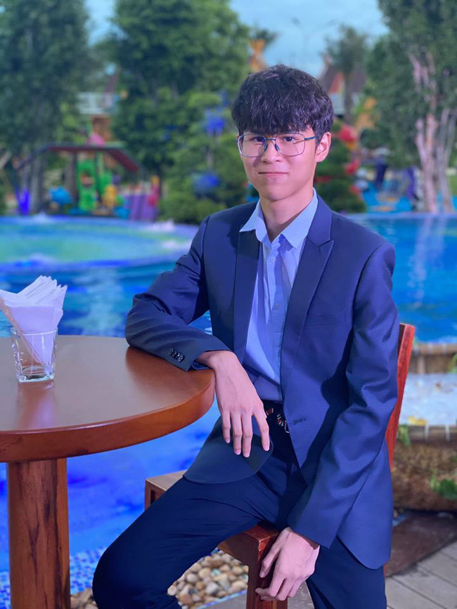 Mới 15 tuổi, con trai của Huy Khánh đã ra dáng hot boy với chiều cao 1m80 cùng khuôn mặt điển trai  - Ảnh 4.