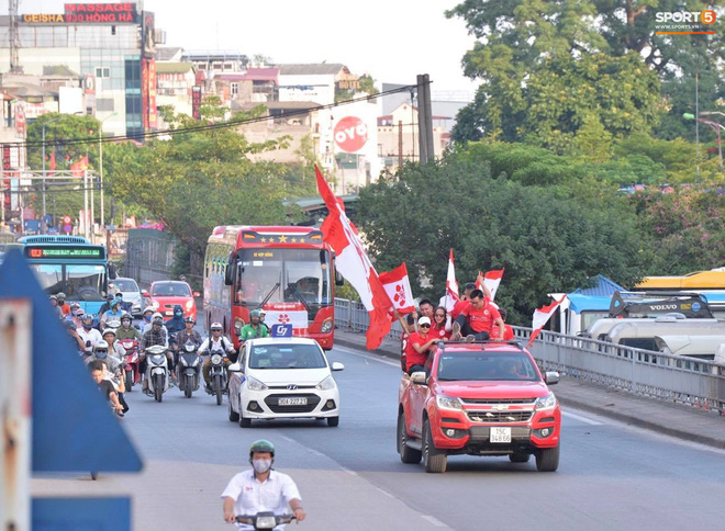 CĐV treo băng rôn cà khịa Quang Hải khi đến sân Hàng Đẫy cổ vũ trận Hà Nội FC gặp Hải Phòng - Ảnh 4.