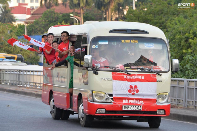 CĐV treo băng rôn cà khịa Quang Hải khi đến sân Hàng Đẫy cổ vũ trận Hà Nội FC gặp Hải Phòng - Ảnh 6.