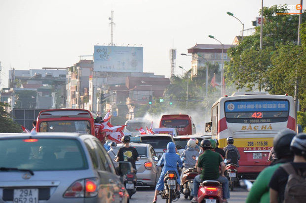 CĐV treo băng rôn cà khịa Quang Hải khi đến sân Hàng Đẫy cổ vũ trận Hà Nội FC gặp Hải Phòng - Ảnh 7.