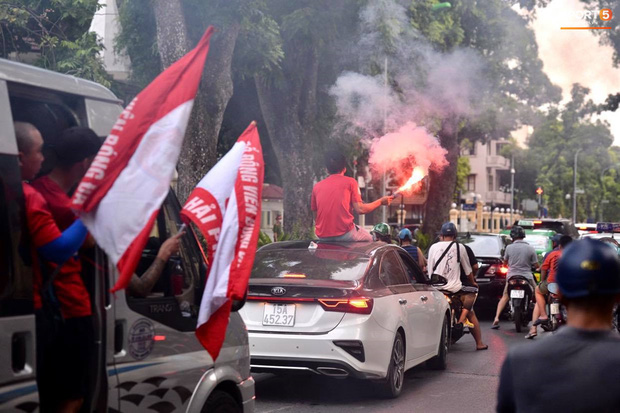 CĐV treo băng rôn cà khịa Quang Hải khi đến sân Hàng Đẫy cổ vũ trận Hà Nội FC gặp Hải Phòng - Ảnh 8.