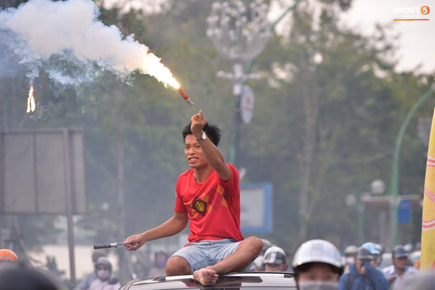 CĐV treo băng rôn cà khịa Quang Hải khi đến sân Hàng Đẫy cổ vũ trận Hà Nội FC gặp Hải Phòng - Ảnh 9.