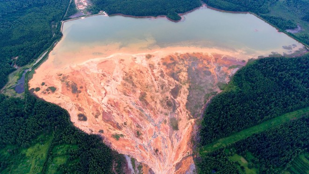Nhiếp ảnh gia người Nga chụp lại bức ảnh rất đẹp nhưng đau lòng: Dòng sông hóa da cam vì hóa chất - Ảnh 1.