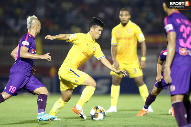 Ngoại binh nhập tịch phàn nàn trọng tài V.League: Đây không phải là bóng đá - Ảnh 9.