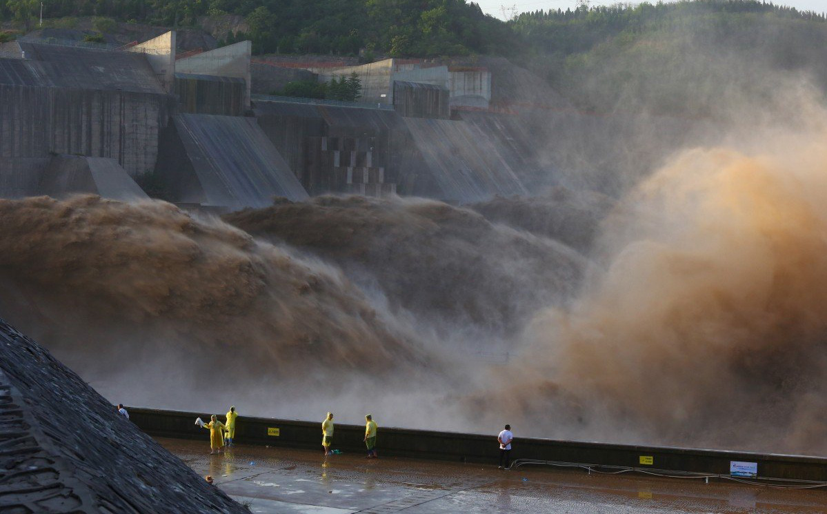 Mưa rơi như trút, lũ lụt kinh hoàng: Hé lộ thứ "tiếp tay" cho thảm họa thiên nhiên tại TQ