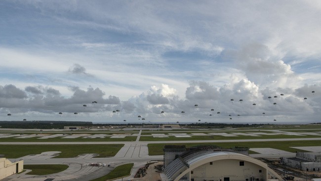 Hàng trăm lính dù Mỹ nhảy khỏi máy bay, bất ngờ đổ bộ đảo Guam - Ảnh 2.