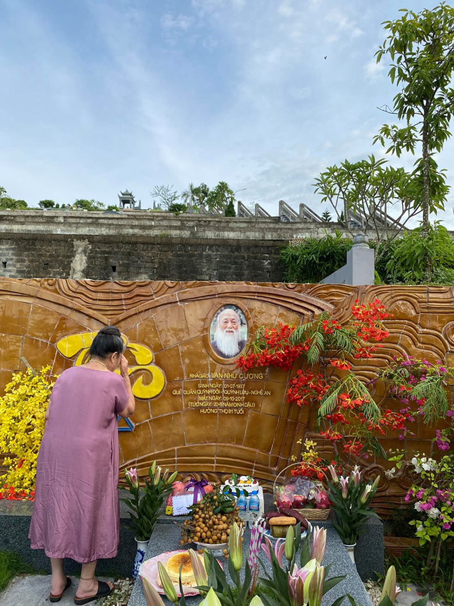 83 năm ngày sinh cố nhà giáo Văn Như Cương, Tô Sa - cháu ngoại thầy Cương chia sẻ khoảnh khắc xúc động của bà ngoại cạnh mộ thầy - Ảnh 5.