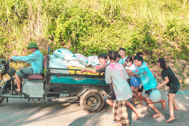 Không cần thuê nháy xịn, cô chủ nhiệm dùng điện thoại chụp ảnh học trò cũng cho ra bộ kỷ yếu đẹp bất ngờ - Ảnh 4.