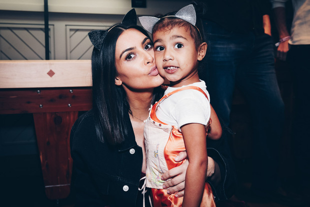 Kim Kardashian phẫn nộ vì Kanye West kể chuyện cô phá thai trong bài phát biểu tranh cử Tổng thống, cả gia tộc sốc nặng - Ảnh 2.