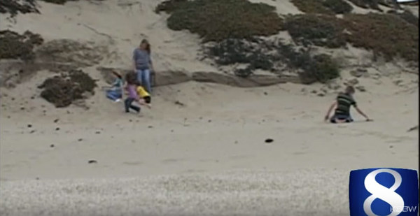 Chơi đào hố trên bãi biển, bé trai vô tình thấy chiếc balo và cuộc giải cứu đứa trẻ bị chôn vùi dưới cát hệt như điều kỳ diệu đời thật - Ảnh 3.