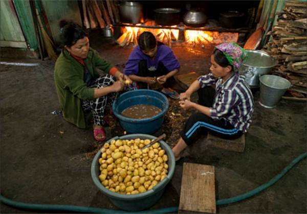 Cuộc sống bên trong căn nhà 100 phòng của cụ ông lấy 39 vợ: Đại gia đình ăn 30 con gà, 60kg khoai tây và 1 tạ gạo một buổi tối - Ảnh 12.