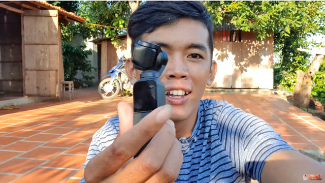 “YouTuber nghèo nhất Việt Nam” đã mua đất, sửa nhà cho mẹ, mua xe máy mới sau hơn 1 năm làm Youtube - Ảnh 4.