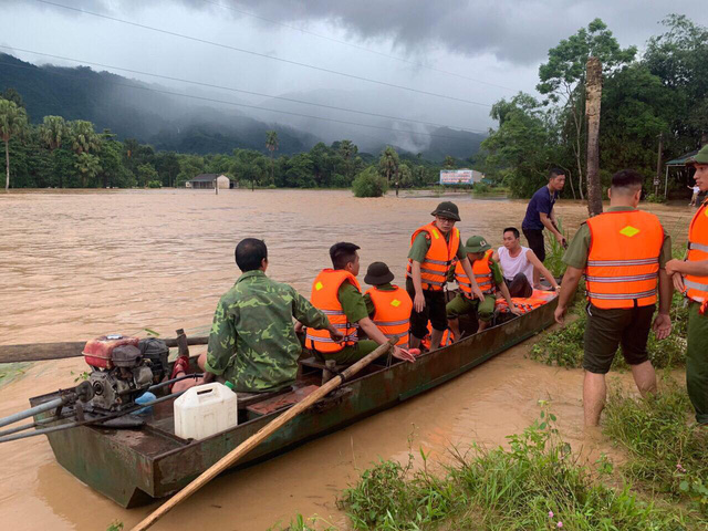 ẢNH: Các lực lượng chức năng Hà Giang tập trung khắc phục hậu quả mưa lũ - Ảnh 3.