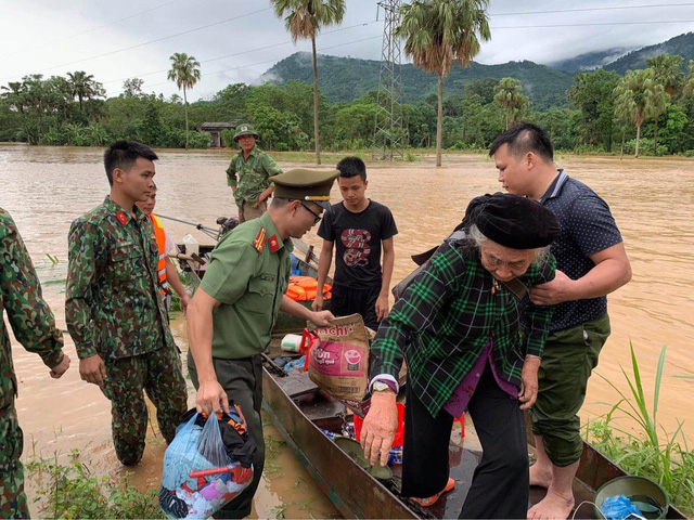 ẢNH: Các lực lượng chức năng Hà Giang tập trung khắc phục hậu quả mưa lũ - Ảnh 6.