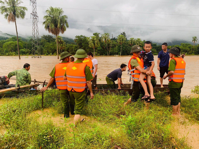 ẢNH: Các lực lượng chức năng Hà Giang tập trung khắc phục hậu quả mưa lũ - Ảnh 7.