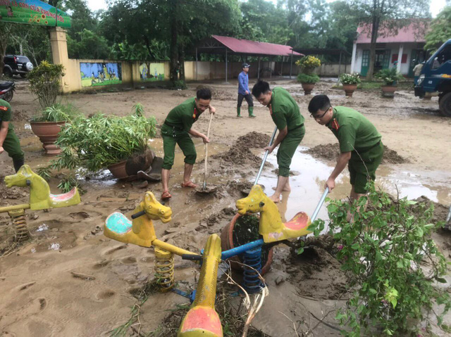 ẢNH: Các lực lượng chức năng Hà Giang tập trung khắc phục hậu quả mưa lũ - Ảnh 11.