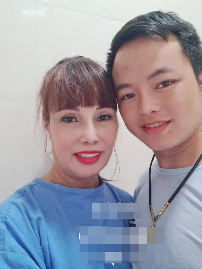 Cô dâu 63 tuổi ở Cao Bằng khoe vết sẹo chạy dọc phần tai sau 1 tháng phẫu thuật căng da mặt khiến nhiều người bủn rủn - Ảnh 1.