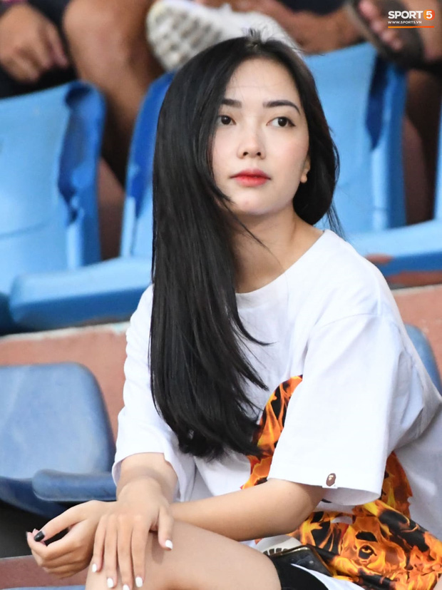 Bạn gái Hà Đức Chinh đến sân cổ vũ trận Viettel gặp Đà Nẵng: Nhan sắc “không giống hình đăng Face” - Ảnh 1.