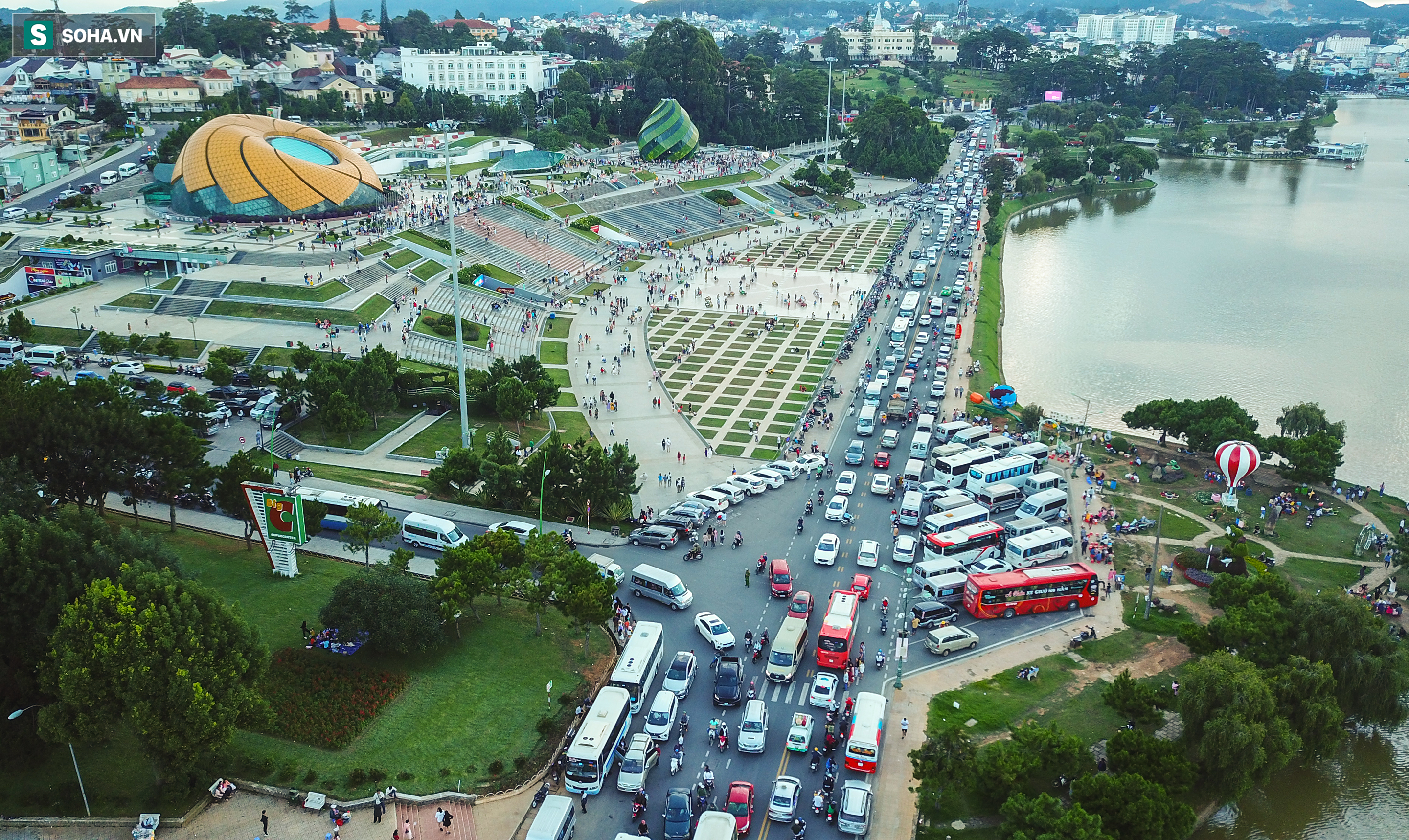 [Ảnh] Kẹt xe, ùn tắc khắp nơi ở Đà Lạt dịp cuối tuần - Ảnh 1.