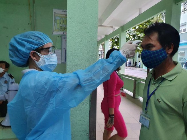 Chuyên gia khuyến cáo: Không lơ là phòng dịch; 5 cách đeo khẩu trang đúng người dân cần học lại - Ảnh 1.