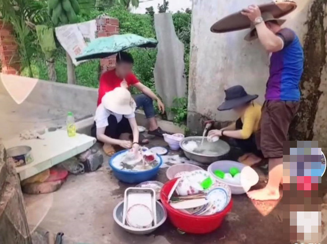 Thấy bạn gái phải rửa “núi” bát đĩa ngày ra mắt, hai người đàn ông làm một hành động tưởng ga lăng nhưng lại bị ném đá ầm ầm - Ảnh 2.