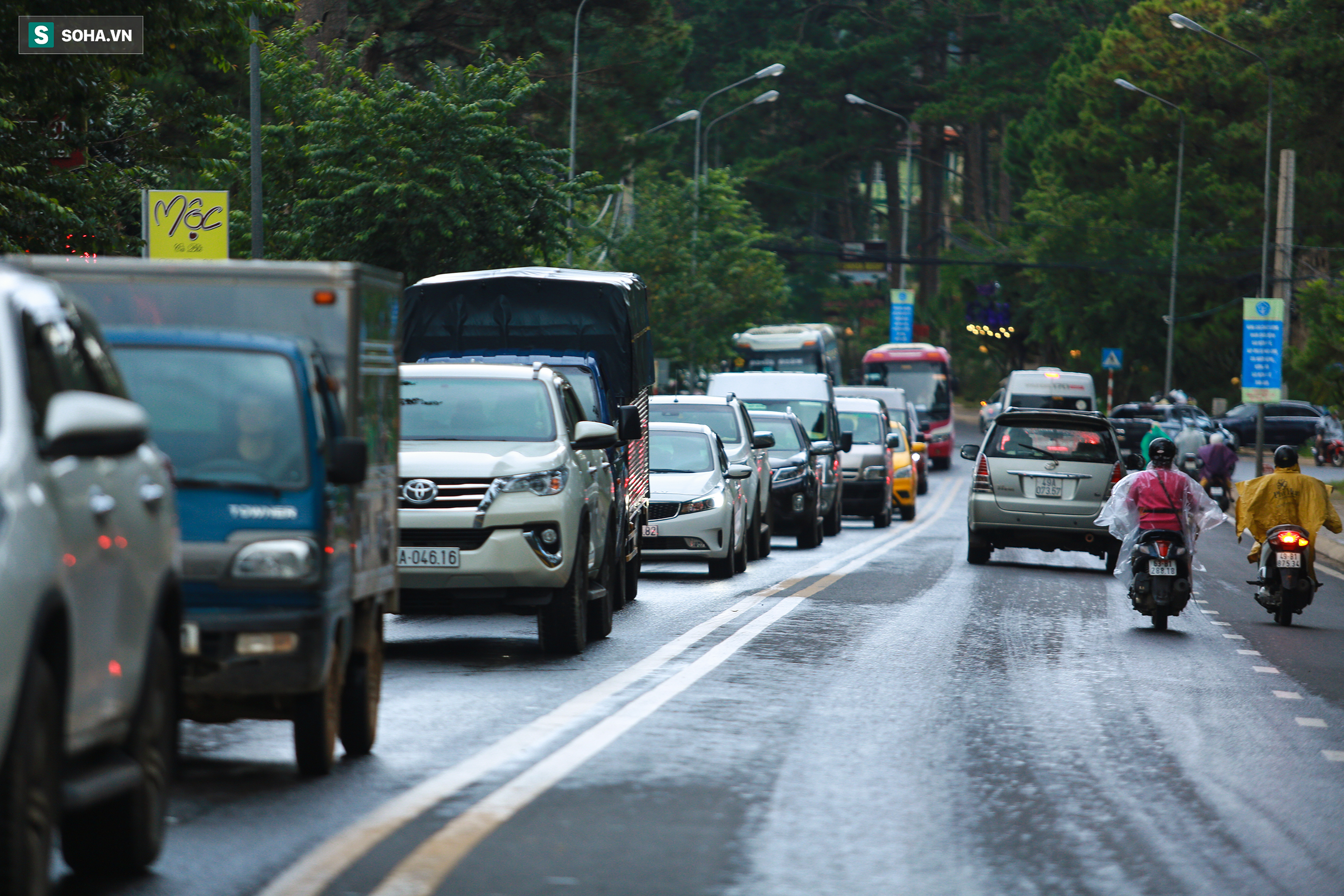 Cửa ngõ Đà Lạt ùn tắc kéo dài, hàng trăm ôtô nhúc nhích từng chút trong cơn mưa chiều - Ảnh 4.