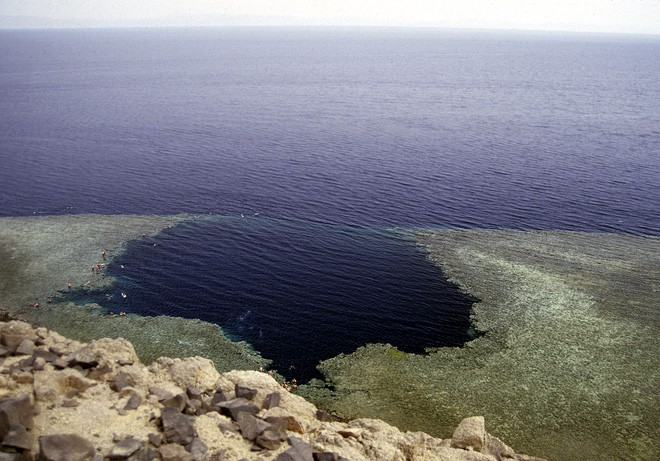 Các nhà khoa học tiến hành nghiên cứu những hố xanh nằm dưới đáy đại dương, phát hiện ra được nhiều điều thú vị - Ảnh 1.