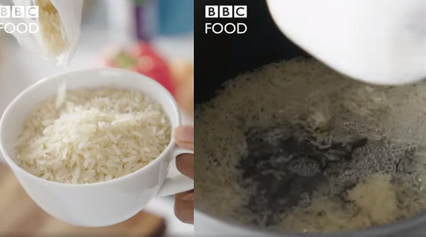 Show ẩm thực Anh khiến cư dân mạng châu Á đứng ngồi không yên vì cách nấu cơm ngược đời: Không vo gạo, đem cơm chín rửa lại với nước lạnh - Ảnh 1.